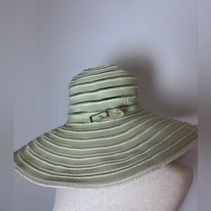 Toucan Collection green and cream wide brim hat